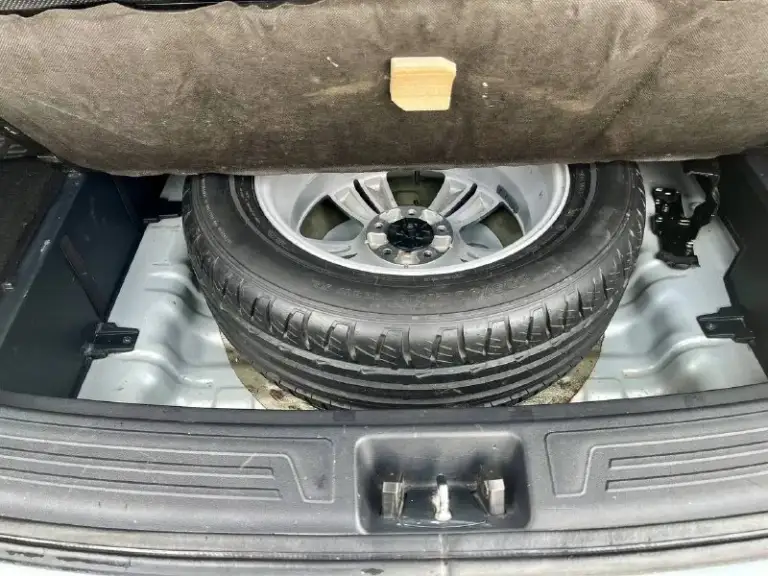 Продам hyundai ix35 sls в отличнейшем состоянии!
Год выпуска: 2011
Пробег: 204 000 км (родной пробег )
Двигатель: 2.0 бензин
Коробка передач: автомат
Привод: полный
Учет: местный
Все стекла родные !
Автомобиль полностью обслужен, включая шлицы полного привода и панорамную крышу. Двигатель в идеальном состоянии, без задиров. Максимальная комплектация.
Особенности и оборудование:
• Панорамная крыша
• Бесключевой доступ и запуск двигателя с кнопки start-stop
• Родной кожаный салон
• Аудиосистема hannibal sounds (6 колонок, сабвуфер в штатном месте)
• Камера заднего вида full hd и парктроники
• Gps-навигация
• Hands-free bluetooth с управлением на руле
• Круиз-контроль и система спуска с горы
• Блокировка дифференциала
• Датчики света и дождя
• Обогрев сидений (4 зоны)
• Двухзонный климат-контроль
• Gsm-сигнализация с автозапуском
• Два комплекта резины
Автомобиль готов к осмотру в донецке.
Прилег техосмотр !
Цена: 1 300 000
📲 Tg: sss$
📞 Звоните: +7(949)5905326 - фотография - 9