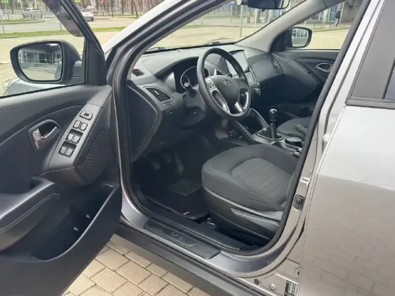 Hyundai ix35 эксклюзив
2014 Год выпуска
Двигатель 2.0 бензин
Коробка механика 6-ти ступка
Честный пробег 81 тыс. Км

Авто не нуждаеться не в каких либо вложениях
Состояние нового автомобиля,

В автомобиле есть все для комфорта
Кондиционер,
Круиз контроль,
Подогревы зеркал,
Подогревы сидений,
Многофункциональная магнитола
Bluetooth, usb, громкая связь,
Камера заднего вида,
Видеорегистратор перед, и зад,
И многое другое !

Г. Донецк
Цена 1.430 тыс. ₽
Звоните остальное по тел.
+79495210885 - фотография - 8