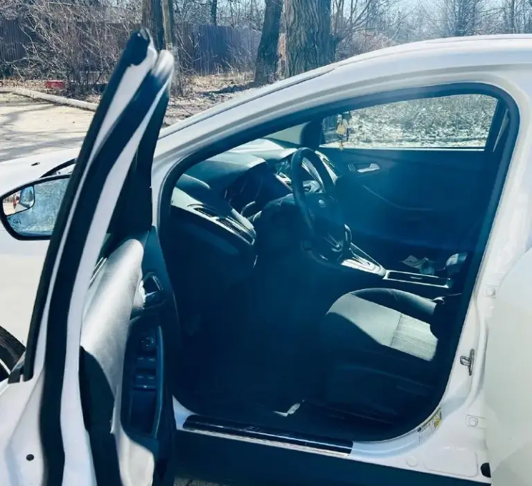 Ford focus 3 sel рестайлинг (чистая американка)
Макеевка
Год выпуска: 2018
Пробег: 54 000 км
Двигатель: бензин 2.0 (160 л. С. ) powershift
Комплектация sel (максимальная) — высокий уровень комфорта:
— Двухзонный климат-контроль
— Круиз-контроль
— Подогрев передних сидений
— Подогрев руля
— Подогрев зеркал и лобового стекла
— Обогрев форсунок стеклоомывателя
— Электрозеркала
— Электрический люк
— Камера заднего вида
— Задний парктроник
— Abs, esp
— Датчик дождя
— Настраиваемая подсветка салона
— Сенсорная мультимедиа с carplay
И многое другое.
Масло менялось каждые 6–7 тыс. Км, только своевременное обслуживание.
Гаражное хранение.
Два комплекта резины. В машину вложено очень много внимания и заботы. Делалось всё для себя — никаких «перед продажей». Всё обслужено, всё поменяно, новые пороги, кузов и салон в идеальном состоянии. Машина едет мягко, руль лёгкий, ход плавный — комфорт действительно на высоком уровне.
Документы полностью в порядке. Полное переоформление.
Цена: 1 270 000 руб
+79490763615 - фотография - 8