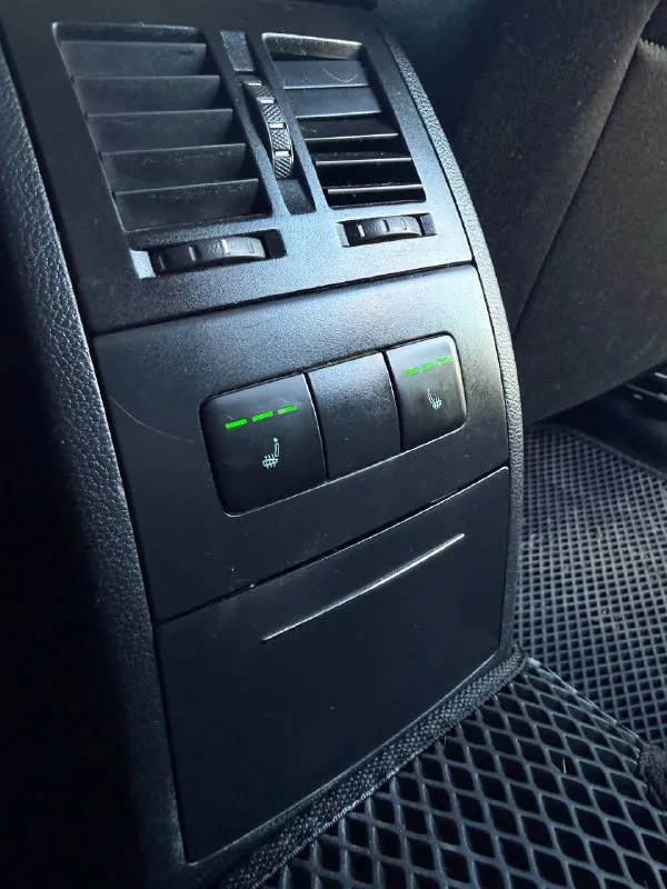 Продаётся skoda octavia a5 (2011 г. )
Отличный автомобиль в надёжном исполнении — надёжный выбор для повседневных поездок и дальних путешествий!
Основные характеристики:
* Год выпуска: 2011
* Двигатель: 1,8 л турбо
* Коробка передач: dsg‑7 (без проблем)
Комплектация:
* Полный мультируль
* Двухзонный климат‑контроль
* Датчик света
* Датчик дождя
* Круиз‑контроль
* Подогрев передних сидений
* Подогрев задних сидений
* Парктроники
Колёса и резина:
* Зима: штампованные диски 16′′
* Лето: диски 17′′ от audi
* 2 Комплекта резины
Цена 720.000 руб
+79493152797
📲 Tg: @partizan_l
📞 Звоните: +7(949)3152797 - фотография - 6