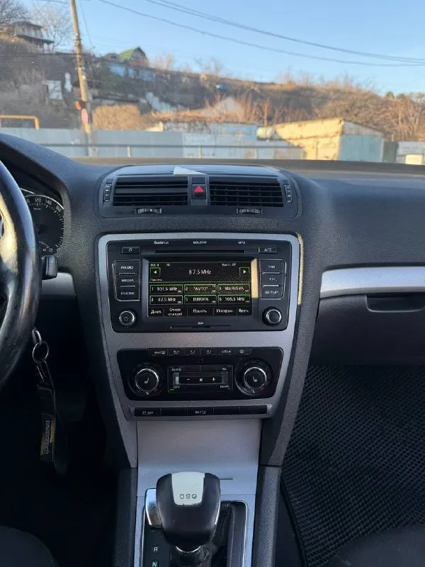 Продаётся skoda octavia a5 (2011 г. )
Отличный автомобиль в надёжном исполнении — надёжный выбор для повседневных поездок и дальних путешествий!
Основные характеристики:
* Год выпуска: 2011
* Двигатель: 1,8 л турбо
* Коробка передач: dsg‑7 (без проблем)
Комплектация:
* Полный мультируль
* Двухзонный климат‑контроль
* Датчик света
* Датчик дождя
* Круиз‑контроль
* Подогрев передних сидений
* Подогрев задних сидений
* Парктроники
Колёса и резина:
* Зима: штампованные диски 16′′
* Лето: диски 17′′ от audi
* 2 Комплекта резины
Цена 720.000 руб
+79493152797
📲 Tg: @partizan_l
📞 Звоните: +7(949)3152797 - фотография - 7