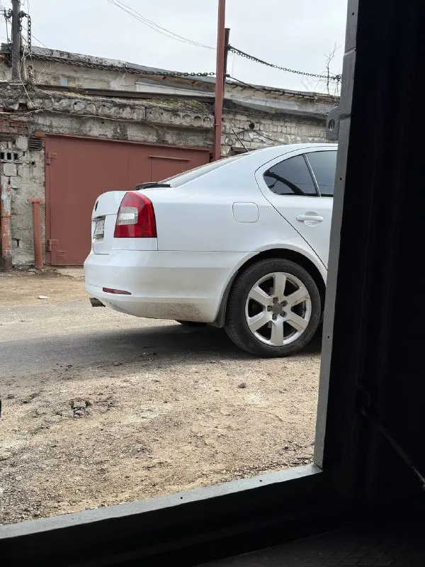 Продаётся skoda octavia a5 (2011 г. )
Отличный автомобиль в надёжном исполнении — надёжный выбор для повседневных поездок и дальних путешествий!
Основные характеристики:
* Год выпуска: 2011
* Двигатель: 1,8 л турбо
* Коробка передач: dsg‑7 (без проблем)
Комплектация:
* Полный мультируль
* Двухзонный климат‑контроль
* Датчик света
* Датчик дождя
* Круиз‑контроль
* Подогрев передних сидений
* Подогрев задних сидений
* Парктроники
Колёса и резина:
* Зима: штампованные диски 16′′
* Лето: диски 17′′ от audi
* 2 Комплекта резины
Цена 720.000 руб
+79493152797
📲 Tg: @partizan_l
📞 Звоните: +7(949)3152797 - фотография - 9
