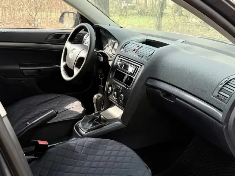 Продам skoda octavia a5 в отличном состояние! 2008 года! Без вложений! Двигатель 1.6 работает отлично! Не дымит не троит! Бодрый! Пробег 238.000км! Коробка не хрустит не выбивает! Кулиса целая! По ходовой части без стуков! В салоне едет мягко комфортно! Дно пороги целые! По кузову как на фото! Кондиционер работает холодит! По документам оформление без проблем! 2 владельца! Видеообзор по запросу могу скинуть! Г. Донецк! Цена: 590.000т. Р срочно! Торг возможен реальному покупателю! Номер: +79496441516 все интересующие вопросы по телефону! - фотография - 7