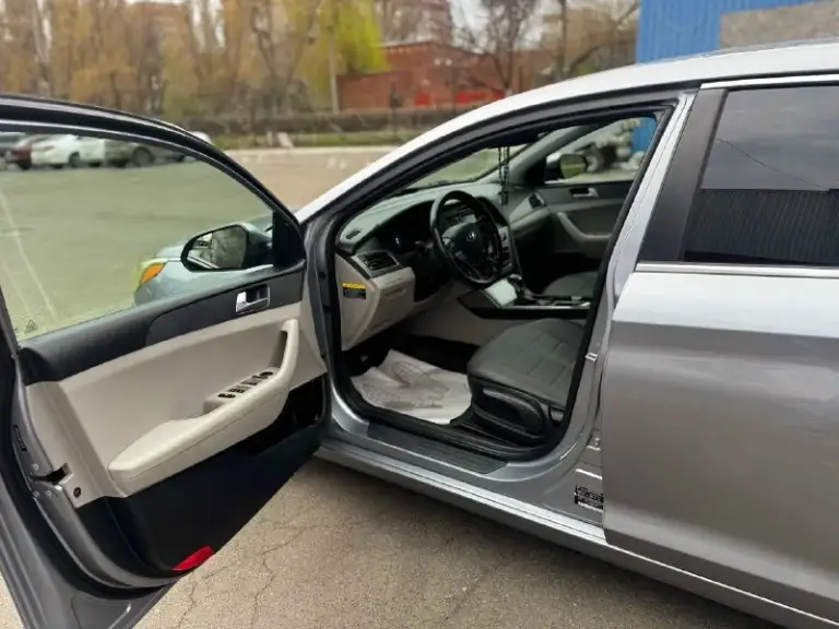 Продам личный автомобиль hyundai sonata 2.4 2017 года акпп, я хозяин владею уже 4 года, автомобиль в отличном состоянии без ржавчин сколов гнили и вмятин, без дтп залогов штрафов арестов нет, коробка работает отлично без пинков стуков и прочего, мотор работает ровно посторонних звуков нету, не дымит не троит масло не жрет, задирав нету, масла менял полтора месяца назад. Ходовая полностью обслужена, очень мягкая под низом стоит зашита полностью, пред максимальная комплектация. Два ключа сервисная книга. Резина зима практически новая откатала два месяца. Комплект летних колёс. Также отдам новые оригинальные стекла на фары. Нету времени поменять. Пробег оригинальный 144 миль, (230) км. Пробег трассовой. В основном ездил на отдых на ней, авто надежный на дорогах чувствует себя уверено и бодро. В стороны не тянет, запаска не разу не доставалась. Цена 1 200.000 руб реальному покупателю торг, перекупов просьба не беспокоить, +7 9496993249 олег. Г донецк
📞 Звоните: +7(949)6993249 - фотография - 5