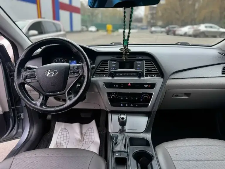 Продам личный автомобиль hyundai sonata 2.4 2017 года акпп, я хозяин владею уже 4 года, автомобиль в отличном состоянии без ржавчин сколов гнили и вмятин, без дтп залогов штрафов арестов нет, коробка работает отлично без пинков стуков и прочего, мотор работает ровно посторонних звуков нету, не дымит не троит масло не жрет, задирав нету, масла менял полтора месяца назад. Ходовая полностью обслужена, очень мягкая под низом стоит зашита полностью, пред максимальная комплектация. Два ключа сервисная книга. Резина зима практически новая откатала два месяца. Комплект летних колёс. Также отдам новые оригинальные стекла на фары. Нету времени поменять. Пробег оригинальный 144 миль, (230) км. Пробег трассовой. В основном ездил на отдых на ней, авто надежный на дорогах чувствует себя уверено и бодро. В стороны не тянет, запаска не разу не доставалась. Цена 1 200.000 руб реальному покупателю торг, перекупов просьба не беспокоить, +7 9496993249 олег. Г донецк
📞 Звоните: +7(949)6993249 - фотография - 6