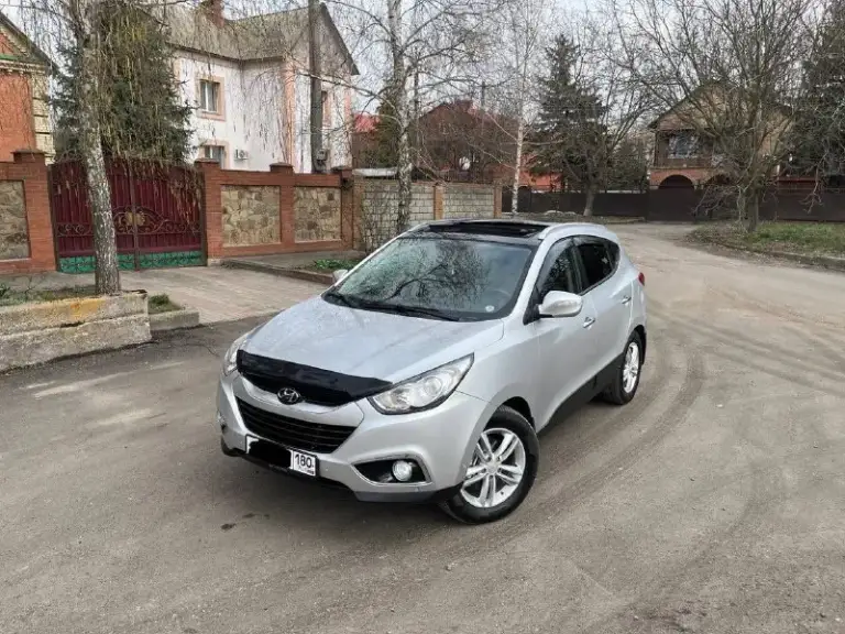 Продам hyundai ix35 sls
Год выпуска: 2011
Пробег: 204 000 км (родной пробег )
Двигатель: 2.0 бензин
Коробка передач: автомат
Привод: полный
Учет: местный
Все стекла родные !
Автомобиль полностью обслужен, включая шлицы полного привода и панорамную крышу. Двигатель в идеальном состоянии, без задиров. Максимальная комплектация.

Особенности и оборудование:
• Панорамная крыша
• Бесключевой доступ и запуск двигателя с кнопки start-stop
• Родной кожаный салон
• Аудиосистема hannibal sounds (6 колонок, сабвуфер в штатном месте)
• Камера заднего вида full hd и парктроники
• Gps-навигация
• Hands-free bluetooth с управлением на руле
• Круиз-контроль и система спуска с горы
• Блокировка дифференциала
• Датчики света и дождя
• Обогрев сидений (4 зоны)
• Двухзонный климат-контроль
• Gsm-сигнализация с автозапуском
• Два комплекта резины
Автомобиль готов к осмотру в донецке.
Прилег техосмотр !
Цена: 1 290 000 руб. Возможен торг
Телефон для связи: +7 949 590 53 26 - фотография - 1