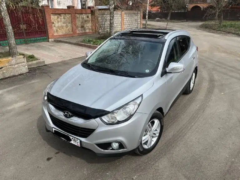 Продам hyundai ix35 sls
Год выпуска: 2011
Пробег: 204 000 км (родной пробег )
Двигатель: 2.0 бензин
Коробка передач: автомат
Привод: полный
Учет: местный
Все стекла родные !
Автомобиль полностью обслужен, включая шлицы полного привода и панорамную крышу. Двигатель в идеальном состоянии, без задиров. Максимальная комплектация.

Особенности и оборудование:
• Панорамная крыша
• Бесключевой доступ и запуск двигателя с кнопки start-stop
• Родной кожаный салон
• Аудиосистема hannibal sounds (6 колонок, сабвуфер в штатном месте)
• Камера заднего вида full hd и парктроники
• Gps-навигация
• Hands-free bluetooth с управлением на руле
• Круиз-контроль и система спуска с горы
• Блокировка дифференциала
• Датчики света и дождя
• Обогрев сидений (4 зоны)
• Двухзонный климат-контроль
• Gsm-сигнализация с автозапуском
• Два комплекта резины
Автомобиль готов к осмотру в донецке.
Прилег техосмотр !
Цена: 1 290 000 руб. Возможен торг
Телефон для связи: +7 949 590 53 26 - фотография - 2