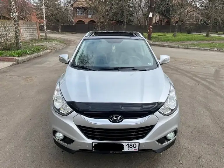 Продам hyundai ix35 sls
Год выпуска: 2011
Пробег: 204 000 км (родной пробег )
Двигатель: 2.0 бензин
Коробка передач: автомат
Привод: полный
Учет: местный
Все стекла родные !
Автомобиль полностью обслужен, включая шлицы полного привода и панорамную крышу. Двигатель в идеальном состоянии, без задиров. Максимальная комплектация.

Особенности и оборудование:
• Панорамная крыша
• Бесключевой доступ и запуск двигателя с кнопки start-stop
• Родной кожаный салон
• Аудиосистема hannibal sounds (6 колонок, сабвуфер в штатном месте)
• Камера заднего вида full hd и парктроники
• Gps-навигация
• Hands-free bluetooth с управлением на руле
• Круиз-контроль и система спуска с горы
• Блокировка дифференциала
• Датчики света и дождя
• Обогрев сидений (4 зоны)
• Двухзонный климат-контроль
• Gsm-сигнализация с автозапуском
• Два комплекта резины
Автомобиль готов к осмотру в донецке.
Прилег техосмотр !
Цена: 1 290 000 руб. Возможен торг
Телефон для связи: +7 949 590 53 26 - фотография - 3