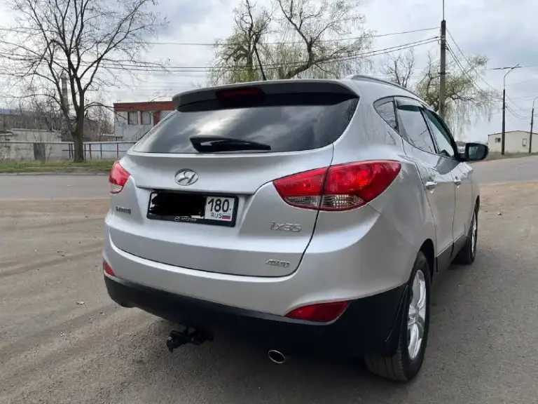 Продам hyundai ix35 sls
Год выпуска: 2011
Пробег: 204 000 км (родной пробег )
Двигатель: 2.0 бензин
Коробка передач: автомат
Привод: полный
Учет: местный
Все стекла родные !
Автомобиль полностью обслужен, включая шлицы полного привода и панорамную крышу. Двигатель в идеальном состоянии, без задиров. Максимальная комплектация.

Особенности и оборудование:
• Панорамная крыша
• Бесключевой доступ и запуск двигателя с кнопки start-stop
• Родной кожаный салон
• Аудиосистема hannibal sounds (6 колонок, сабвуфер в штатном месте)
• Камера заднего вида full hd и парктроники
• Gps-навигация
• Hands-free bluetooth с управлением на руле
• Круиз-контроль и система спуска с горы
• Блокировка дифференциала
• Датчики света и дождя
• Обогрев сидений (4 зоны)
• Двухзонный климат-контроль
• Gsm-сигнализация с автозапуском
• Два комплекта резины
Автомобиль готов к осмотру в донецке.
Прилег техосмотр !
Цена: 1 290 000 руб. Возможен торг
Телефон для связи: +7 949 590 53 26 - фотография - 5