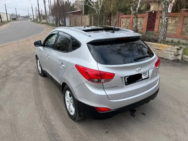 Продам hyundai ix35 sls
Год выпуска: 2011
Пробег: 204 000 км (родной пробег )
Двигатель: 2.0 бензин
Коробка передач: автомат
Привод: полный
Учет: местный
Все стекла родные !
Автомобиль полностью обслужен, включая шлицы полного привода и панорамную крышу. Двигатель в идеальном состоянии, без задиров. Максимальная комплектация.

Особенности и оборудование:
• Панорамная крыша
• Бесключевой доступ и запуск двигателя с кнопки start-stop
• Родной кожаный салон
• Аудиосистема hannibal sounds (6 колонок, сабвуфер в штатном месте)
• Камера заднего вида full hd и парктроники
• Gps-навигация
• Hands-free bluetooth с управлением на руле
• Круиз-контроль и система спуска с горы
• Блокировка дифференциала
• Датчики света и дождя
• Обогрев сидений (4 зоны)
• Двухзонный климат-контроль
• Gsm-сигнализация с автозапуском
• Два комплекта резины
Автомобиль готов к осмотру в донецке.
Прилег техосмотр !
Цена: 1 290 000 руб. Возможен торг
Телефон для связи: +7 949 590 53 26 - фотография - 7