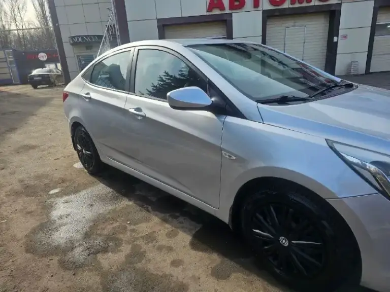 Hyundai solaris 1 рейсталинг
Год выпуска -2015 1.4 акпп
Пробег 182000км

Комплектация:
• Бортовой компьютер;
• Мультимедиа, usb, aux;
• Кондиционер;
• Электрообогрев передних сидений;
• Обогрев зоны дворников
• Подушки безопасности водителя, пассажира;
•4 Электростеклоподъёмника;
• Балонный ключ;
• Установлено новое лобовое стекло
• Установлены led лампы ( ближнего и дальнего света ) отрегулированны на стенде
•Мультируль
•Электрорегулировка высоты ламп
•Электрорегулировка зеркал
•Светодиодные дневные ходовые огни

Без штрафов, запретов и залогов.
Кондиционер работает исправно.
Печка греет.
Перед зимой производилась химчистка салона.
На пороге была маленькая вмятина, предыдущий хозяин ее подкрашивал.
В остальном кузов и лкп оригинал.
Ввиду возраста и особенностей эксплуатации автомобиля, обращаем ваше внимание, что на автомобиле возможно наличие следов естественной эксплуатации в виде мелких сколов/царапин.
830000 Руб
Торг добрым людям.
+79493181370 - фотография - 2
