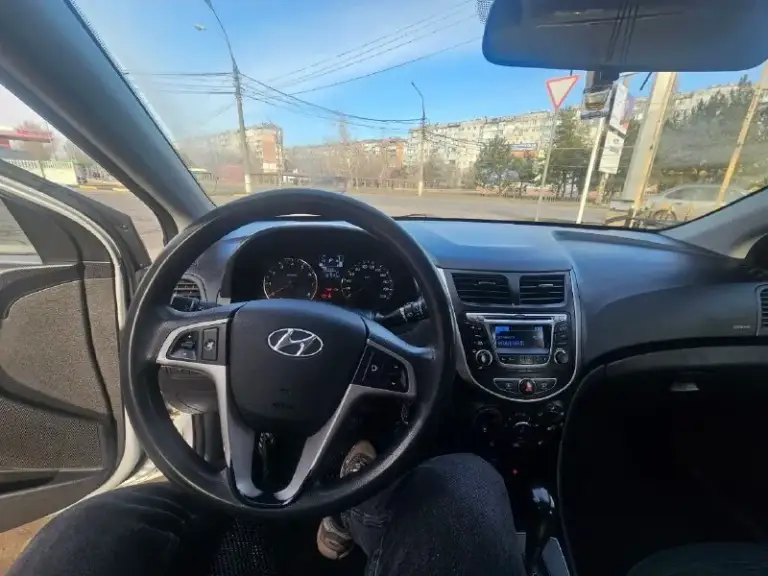 Hyundai solaris 1 рейсталинг
Год выпуска -2015 1.4 акпп
Пробег 182000км

Комплектация:
• Бортовой компьютер;
• Мультимедиа, usb, aux;
• Кондиционер;
• Электрообогрев передних сидений;
• Обогрев зоны дворников
• Подушки безопасности водителя, пассажира;
•4 Электростеклоподъёмника;
• Балонный ключ;
• Установлено новое лобовое стекло
• Установлены led лампы ( ближнего и дальнего света ) отрегулированны на стенде
•Мультируль
•Электрорегулировка высоты ламп
•Электрорегулировка зеркал
•Светодиодные дневные ходовые огни

Без штрафов, запретов и залогов.
Кондиционер работает исправно.
Печка греет.
Перед зимой производилась химчистка салона.
На пороге была маленькая вмятина, предыдущий хозяин ее подкрашивал.
В остальном кузов и лкп оригинал.
Ввиду возраста и особенностей эксплуатации автомобиля, обращаем ваше внимание, что на автомобиле возможно наличие следов естественной эксплуатации в виде мелких сколов/царапин.
830000 Руб
Торг добрым людям.
+79493181370 - фотография - 3