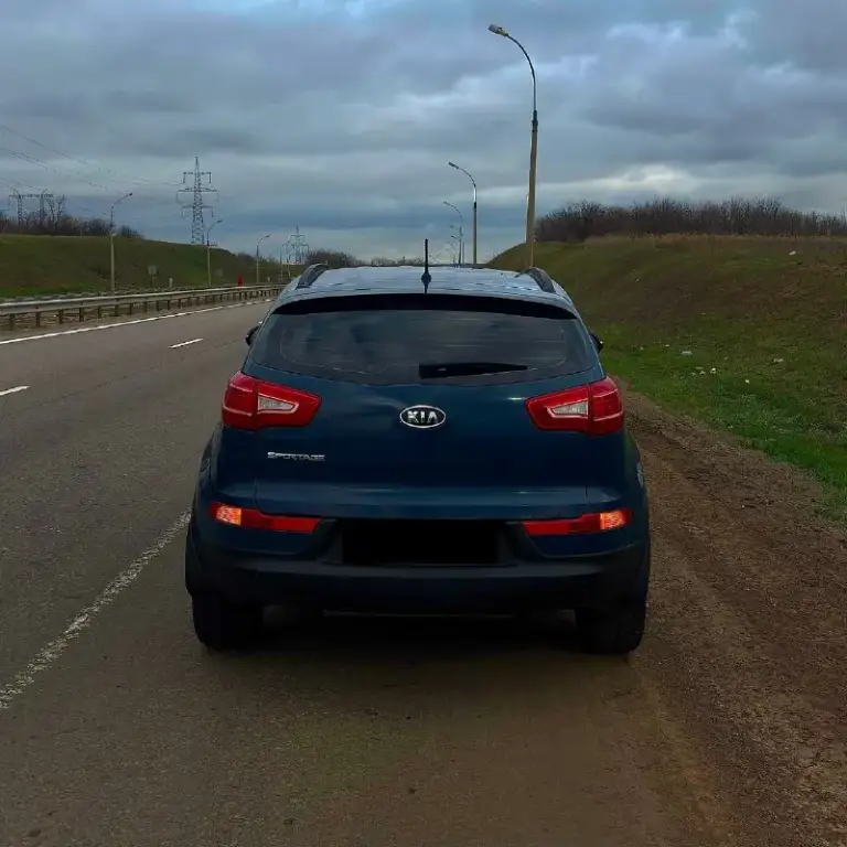 Kia sportage 2.0/150 лошадей
Автомат полный привод в отличном состояниии.
Шикарно выглядит как изнутри так и снаружи
Красивый глубокий темно-синий цвет кузова.
180 000 Пробега по одометру
В 2011 выехала с автосалона
По факту 4 владельца
По технической части без нареканий от слова совсем
Работает ровно без расхода масла, не трясется не дымит, не троит. Резвый отклик на педаль газа
Коробка листает незаметно как на высоких так и на низких оборотах
Подвеска не гремит, машину не трясет ни на маленькой ни на большой скорости
Тормоза без биения скрипов и прочих недочетов
Абс отрабатывает
Ручник держит
Салон очень опрятный, без царапин, выгоревшего пластика, что редкость для автомобиля такого года выпуска. Сидения без чехлов, не просиженные, не пропаленные. Два комплекта ковриков.
Все фары, лампы, кнопки
Работают
Двухзонный климат контроль работает
Кондер как в морозильной камере
Отопитель как в сауне
Мультимедиа с блютузом голосовым управлением, управлением с кно
📞 Звоните: +7(949)7325105 - фотография - 2
