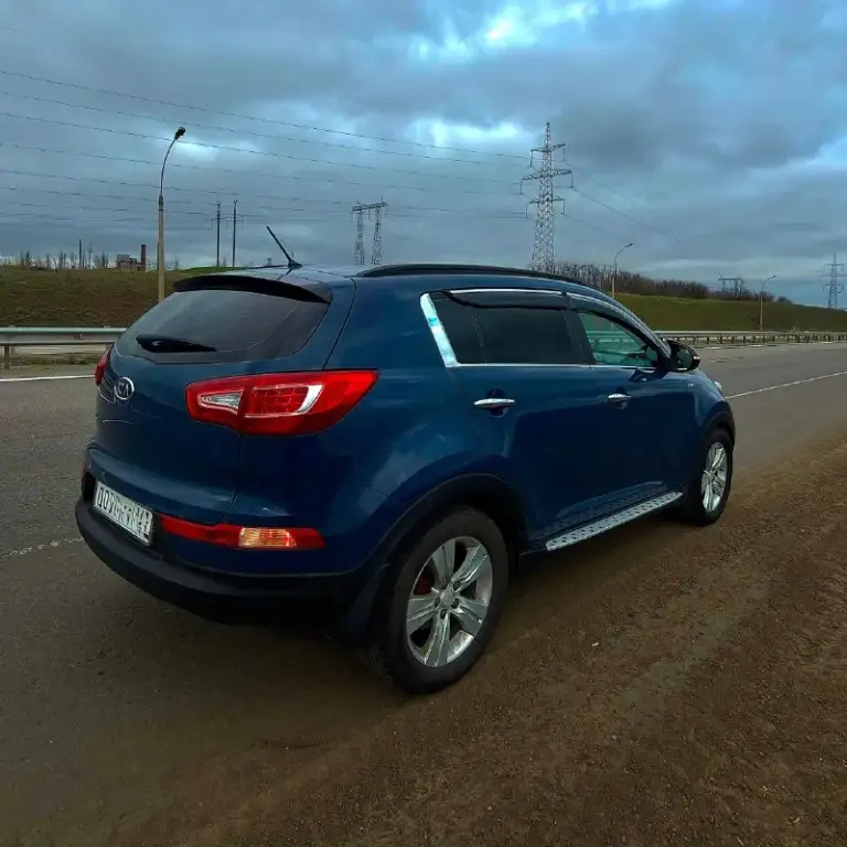 Kia sportage 2.0/150 лошадей
Автомат полный привод в отличном состояниии.
Шикарно выглядит как изнутри так и снаружи
Красивый глубокий темно-синий цвет кузова.
180 000 Пробега по одометру
В 2011 выехала с автосалона
По факту 4 владельца
По технической части без нареканий от слова совсем
Работает ровно без расхода масла, не трясется не дымит, не троит. Резвый отклик на педаль газа
Коробка листает незаметно как на высоких так и на низких оборотах
Подвеска не гремит, машину не трясет ни на маленькой ни на большой скорости
Тормоза без биения скрипов и прочих недочетов
Абс отрабатывает
Ручник держит
Салон очень опрятный, без царапин, выгоревшего пластика, что редкость для автомобиля такого года выпуска. Сидения без чехлов, не просиженные, не пропаленные. Два комплекта ковриков.
Все фары, лампы, кнопки
Работают
Двухзонный климат контроль работает
Кондер как в морозильной камере
Отопитель как в сауне
Мультимедиа с блютузом голосовым управлением, управлением с кно
📞 Звоните: +7(949)7325105 - фотография - 3