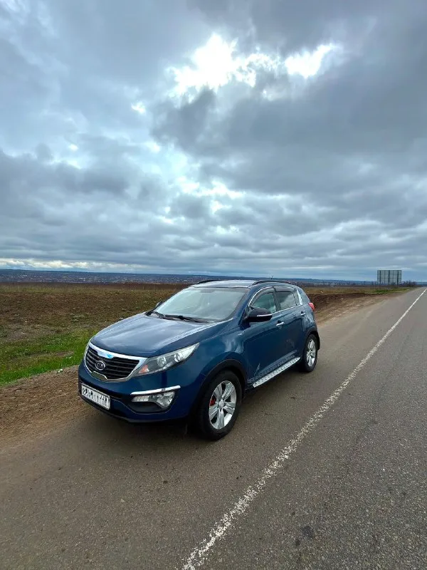 Kia sportage 2.0/150 лошадей
Автомат полный привод в отличном состояниии.
Шикарно выглядит как изнутри так и снаружи
Красивый глубокий темно-синий цвет кузова.
180 000 Пробега по одометру
В 2011 выехала с автосалона
По факту 4 владельца
По технической части без нареканий от слова совсем
Работает ровно без расхода масла, не трясется не дымит, не троит. Резвый отклик на педаль газа
Коробка листает незаметно как на высоких так и на низких оборотах
Подвеска не гремит, машину не трясет ни на маленькой ни на большой скорости
Тормоза без биения скрипов и прочих недочетов
Абс отрабатывает
Ручник держит
Салон очень опрятный, без царапин, выгоревшего пластика, что редкость для автомобиля такого года выпуска. Сидения без чехлов, не просиженные, не пропаленные. Два комплекта ковриков.
Все фары, лампы, кнопки
Работают
Двухзонный климат контроль работает
Кондер как в морозильной камере
Отопитель как в сауне
Мультимедиа с блютузом голосовым управлением, управлением с кно
📞 Звоните: +7(949)7325105 - фотография - 5