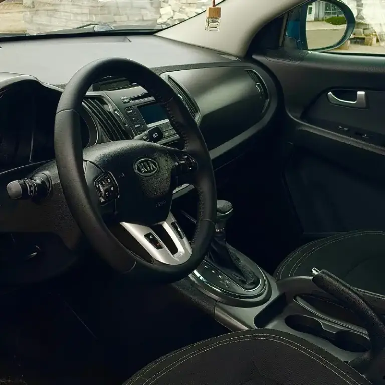 Kia sportage 2.0/150 лошадей
Автомат полный привод в отличном состояниии.
Шикарно выглядит как изнутри так и снаружи
Красивый глубокий темно-синий цвет кузова.
180 000 Пробега по одометру
В 2011 выехала с автосалона
По факту 4 владельца
По технической части без нареканий от слова совсем
Работает ровно без расхода масла, не трясется не дымит, не троит. Резвый отклик на педаль газа
Коробка листает незаметно как на высоких так и на низких оборотах
Подвеска не гремит, машину не трясет ни на маленькой ни на большой скорости
Тормоза без биения скрипов и прочих недочетов
Абс отрабатывает
Ручник держит
Салон очень опрятный, без царапин, выгоревшего пластика, что редкость для автомобиля такого года выпуска. Сидения без чехлов, не просиженные, не пропаленные. Два комплекта ковриков.
Все фары, лампы, кнопки
Работают
Двухзонный климат контроль работает
Кондер как в морозильной камере
Отопитель как в сауне
Мультимедиа с блютузом голосовым управлением, управлением с кно
📞 Звоните: +7(949)7325105 - фотография - 7