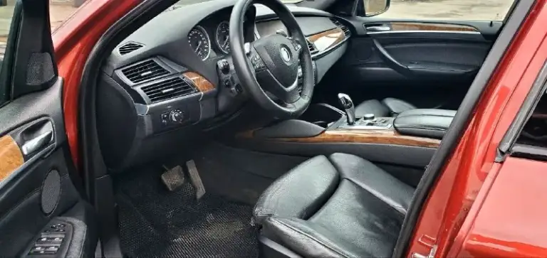 Легендарный bmw x6 в безупречном состоянии! 🔥
​Продаю свой автомобиль, который дарит эмоции каждый день. Настоящий «икс» в заводском m-пакете. Машина для тех, кто ищет живой экземпляр, а не «дрова».
​✅ Основные параметры:
​Год выпуска: 2009
​Двигатель: 3.0 л (306 л. С. ) — идеальное сочетание динамики и налога.
​Пробег: 190.000 км (родной, по состоянию видно).
​Владельцы: 3 по птс.
​Состояние машины — идеальное. Полностью обслужена «от и до», никаких вложений не требует. Мотор сухой, работает ровно, коробка переключает плавно. Салон чистый, не прокуренный. Внешне выглядит очень дерзко благодаря м-пакету.
​💰 Цена: 1500. 000 руб. Реальному покупателю торг💸
📍 Осмотр: г. Донецк
📞 Связь: +7(949)003-60-29 интересует обмен с вашей доплатой хлам не предлагать - фотография - 7