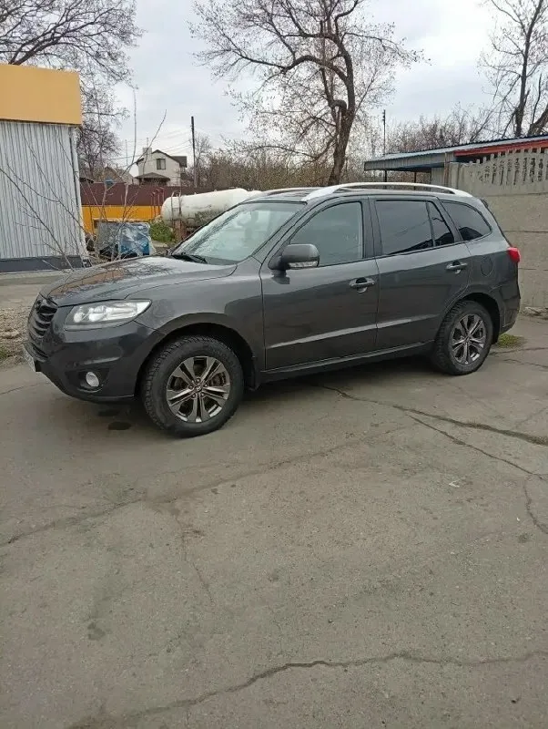 Продам hyundai сантафе 2010 года обьем 2.4 пробег 240 тысяч кузов в родном окрасе двигатель в идеальном состояние коробка автомат без нареканий ходовую часть полностью перебрал 2 комплекта колес цена 1 млн 300 осмотр г. Торез +7 (949) 434-65-74
📞 Звоните: +7(949)4346574 - фотография - 1