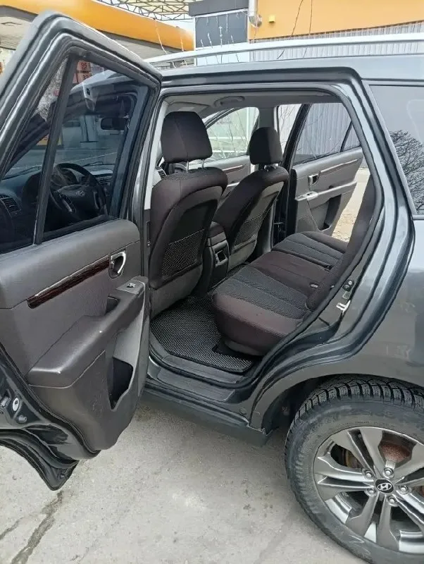 Продам hyundai сантафе 2010 года обьем 2.4 пробег 240 тысяч кузов в родном окрасе двигатель в идеальном состояние коробка автомат без нареканий ходовую часть полностью перебрал 2 комплекта колес цена 1 млн 300 осмотр г. Торез +7 (949) 434-65-74
📞 Звоните: +7(949)4346574 - фотография - 6