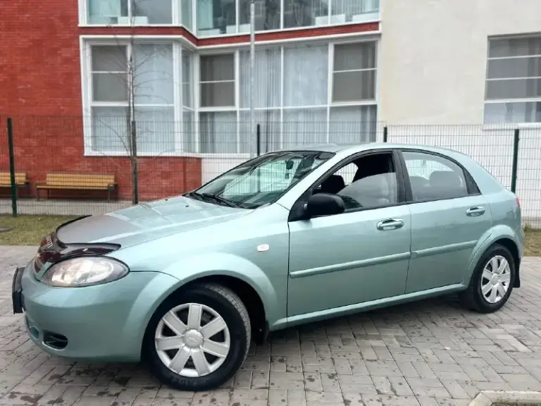 Продам свой chevrolet lacetti в идеальном состоянии! Куплена в 2008 году в автосалоне. Пробег 176.тыс. Км. Сборка корея.
Комплектация: кондиционер(заправлен и дует❄️). Гидроусилитель руля. Подушки безопасности. Abs. Система курсовой устойчивости esp. Эл. Стеклоподъемники с доводчиками. Кожаный руль. Обогрев стекла. Доп. Установлено: сигнализация с автозапуском и обратной связью. Магнитола pioneer с поддержкой ipod-usb с качественной аудио системой. Осмотр в донецке.

💰Цена 545.000₽💰

📞 +79494522026 - фотография - 2