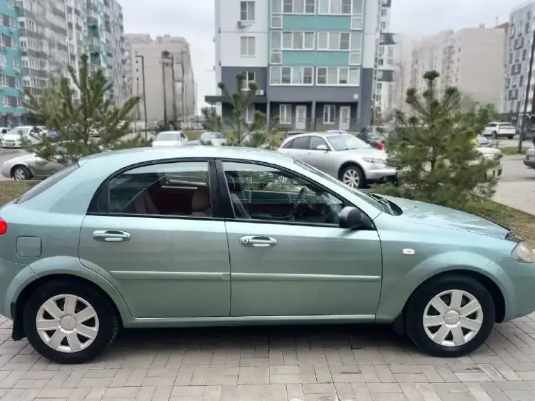 Продам свой chevrolet lacetti в идеальном состоянии! Куплена в 2008 году в автосалоне. Пробег 176.тыс. Км. Сборка корея.
Комплектация: кондиционер(заправлен и дует❄️). Гидроусилитель руля. Подушки безопасности. Abs. Система курсовой устойчивости esp. Эл. Стеклоподъемники с доводчиками. Кожаный руль. Обогрев стекла. Доп. Установлено: сигнализация с автозапуском и обратной связью. Магнитола pioneer с поддержкой ipod-usb с качественной аудио системой. Осмотр в донецке.

💰Цена 545.000₽💰

📞 +79494522026 - фотография - 8