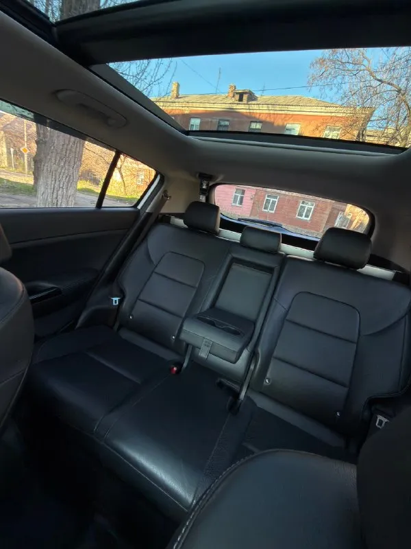 🏎️ Kia sportage 2.4 at 4wd ex
🗓️ Год выпуска: 2018 (vin 2019)
Состояние идеал, покрыт керамикой!
Пробег : 130 тыс. Км ( родной подтвержденный)
Комплектация "exlusive”:
Панорамная крыша
Вентиляция сидений
Музыка harman/kardon
Удержание в полосе
Диски r18, летняя/зимняя резина
Сигнализация starline с автозапуском
Бесключевой доступ
Электропривод сидений
Кожаный салон (как новый)
Парктроники (перед/зад)
Камера заднего вида
Датчики света
Датчики слепых зон
Электропривод багажника с кнопки
Сенсорный дисплей (carplay, android auto)
Складывающиеся внешние зеркала с указателями поворота
Подогрев сидений
Подогрев руля
Климат-контроль 2-х зонный
🥇Авто в идеальном техническом состоянии. Один владелец по эптс, бережная эксплуатация. Стекла все заводские
И коробка без нареканий (любые проверки)
Обслуживал по регламенту. Замена масла каждые 7тыс. Км
Машина обслужена и готова к дальнейшей эксплуатации (дополнительных вложений не требуется, сел и поехал).
2 Ключа
Пройден то
📞 Звоните: +7(959)1843184 - фотография - 8