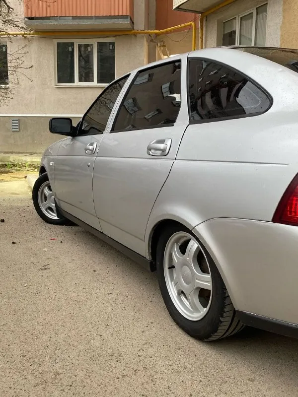 В продаже lada priora 2009г 220 пробег родной ✅авто в идеальном состоянии без дтп и подкрасов без гнилья и рыжиков вся в заводе 🔥кроме бамперов! 3 хозяин по факту авто с покупки автосалона в одной семье ! Двигатель коробка ходовая все идеально ✅комплектация кондиционер❄два стеклоподъемника-абс электроусилитель руля стоит трасса стингер полная очень приятный звук🏎 не плохая музыка 🎵 продажа от собственника! Возможно обмен с вашей доплатой цена авто 455 тысяч 💵торг у авто звоните в любое удобное время для вас +79495565482 - фотография - 3
