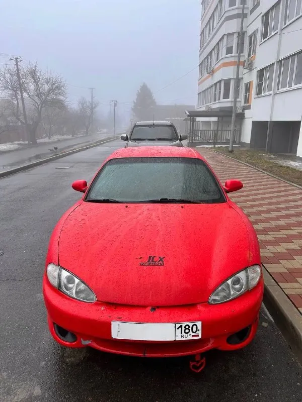 🔥Hyundai tiburon coupe,1998 300 000 ₽🔥

Основное:
📅 Год выпуска: 1998
🛣 Пробег: 260 000 км
🔧 Двигатель: 2.0 л, бензин
⚙️ Кпп: автомат, 4-ступенчатый
🚪 Кузов: купе, безрамочные двери
🛋 Салон: кожаный
По технике:
Двигатель простой и надёжный, массовый и проверенный временем 👉 такой же мотор ставился на популярные модели hyundai, включая hyundai accent, elantra и другие — никаких проблем с запчастями и обслуживанием.
Состояние мотора — нормальное, работает ровно.
Акпп классическая 4-ступка — такие коробки ставились почти на все hyundai и mitsubishi того поколения, надёжные и понятные.
Ходовая часть в порядке, едет уверенно, без сюрпризов.
Машина едет бодро, для своего возраста приятно удивляет.
Салон и комфорт:
Кожаный салон в хорошем состоянии.
В салоне аккуратно, без колхоза (см. Фото).
Стоит хорошая музыка 🎵
По кузову:
Есть нюансы по лкп (годы берут своё) — ничего критичного, возраст авто честно учтён в цене.
Цвет яркий, машина заметная и притягивает взгляды 😎
Итог: живое купе с простой и дешёвой в обслуживании техникой, подойдёт как стильный городской автомобиль или как проект «для души».
📸 Фото реальные, свежие — смотрите, всё видно честно. 📞 +79497065242 готовa ответить на вопросы, торг у капота. - фотография - 1