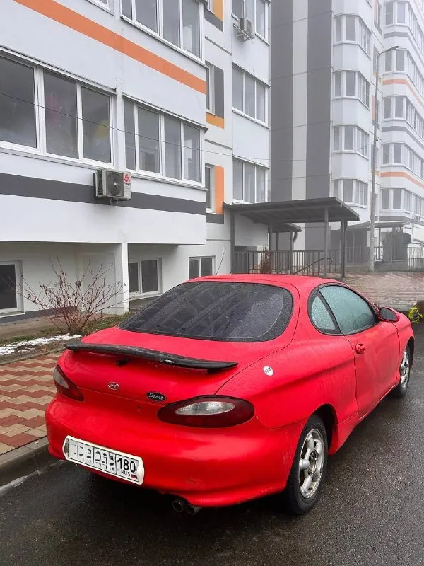 🔥Hyundai tiburon coupe,1998 300 000 ₽🔥

Основное:
📅 Год выпуска: 1998
🛣 Пробег: 260 000 км
🔧 Двигатель: 2.0 л, бензин
⚙️ Кпп: автомат, 4-ступенчатый
🚪 Кузов: купе, безрамочные двери
🛋 Салон: кожаный
По технике:
Двигатель простой и надёжный, массовый и проверенный временем 👉 такой же мотор ставился на популярные модели hyundai, включая hyundai accent, elantra и другие — никаких проблем с запчастями и обслуживанием.
Состояние мотора — нормальное, работает ровно.
Акпп классическая 4-ступка — такие коробки ставились почти на все hyundai и mitsubishi того поколения, надёжные и понятные.
Ходовая часть в порядке, едет уверенно, без сюрпризов.
Машина едет бодро, для своего возраста приятно удивляет.
Салон и комфорт:
Кожаный салон в хорошем состоянии.
В салоне аккуратно, без колхоза (см. Фото).
Стоит хорошая музыка 🎵
По кузову:
Есть нюансы по лкп (годы берут своё) — ничего критичного, возраст авто честно учтён в цене.
Цвет яркий, машина заметная и притягивает взгляды 😎
Итог: живое купе с простой и дешёвой в обслуживании техникой, подойдёт как стильный городской автомобиль или как проект «для души».
📸 Фото реальные, свежие — смотрите, всё видно честно. 📞 +79497065242 готовa ответить на вопросы, торг у капота. - фотография - 2