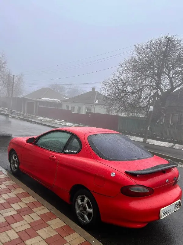 🔥Hyundai tiburon coupe,1998 300 000 ₽🔥

Основное:
📅 Год выпуска: 1998
🛣 Пробег: 260 000 км
🔧 Двигатель: 2.0 л, бензин
⚙️ Кпп: автомат, 4-ступенчатый
🚪 Кузов: купе, безрамочные двери
🛋 Салон: кожаный
По технике:
Двигатель простой и надёжный, массовый и проверенный временем 👉 такой же мотор ставился на популярные модели hyundai, включая hyundai accent, elantra и другие — никаких проблем с запчастями и обслуживанием.
Состояние мотора — нормальное, работает ровно.
Акпп классическая 4-ступка — такие коробки ставились почти на все hyundai и mitsubishi того поколения, надёжные и понятные.
Ходовая часть в порядке, едет уверенно, без сюрпризов.
Машина едет бодро, для своего возраста приятно удивляет.
Салон и комфорт:
Кожаный салон в хорошем состоянии.
В салоне аккуратно, без колхоза (см. Фото).
Стоит хорошая музыка 🎵
По кузову:
Есть нюансы по лкп (годы берут своё) — ничего критичного, возраст авто честно учтён в цене.
Цвет яркий, машина заметная и притягивает взгляды 😎
Итог: живое купе с простой и дешёвой в обслуживании техникой, подойдёт как стильный городской автомобиль или как проект «для души».
📸 Фото реальные, свежие — смотрите, всё видно честно. 📞 +79497065242 готовa ответить на вопросы, торг у капота. - фотография - 3