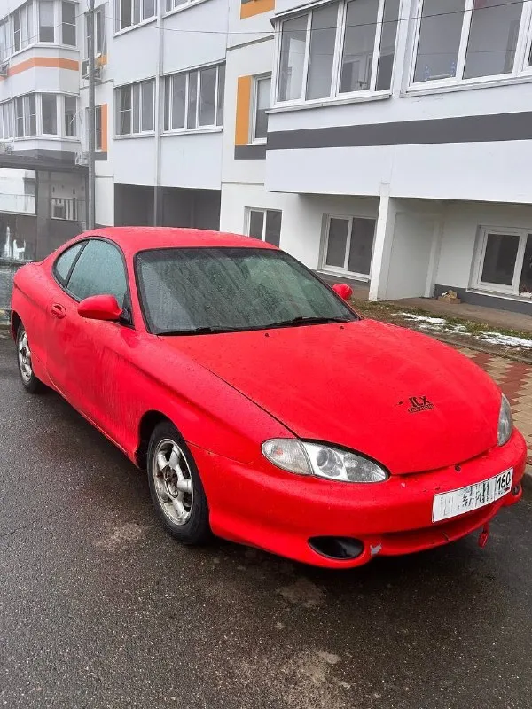 🔥Hyundai tiburon coupe,1998 300 000 ₽🔥

Основное:
📅 Год выпуска: 1998
🛣 Пробег: 260 000 км
🔧 Двигатель: 2.0 л, бензин
⚙️ Кпп: автомат, 4-ступенчатый
🚪 Кузов: купе, безрамочные двери
🛋 Салон: кожаный
По технике:
Двигатель простой и надёжный, массовый и проверенный временем 👉 такой же мотор ставился на популярные модели hyundai, включая hyundai accent, elantra и другие — никаких проблем с запчастями и обслуживанием.
Состояние мотора — нормальное, работает ровно.
Акпп классическая 4-ступка — такие коробки ставились почти на все hyundai и mitsubishi того поколения, надёжные и понятные.
Ходовая часть в порядке, едет уверенно, без сюрпризов.
Машина едет бодро, для своего возраста приятно удивляет.
Салон и комфорт:
Кожаный салон в хорошем состоянии.
В салоне аккуратно, без колхоза (см. Фото).
Стоит хорошая музыка 🎵
По кузову:
Есть нюансы по лкп (годы берут своё) — ничего критичного, возраст авто честно учтён в цене.
Цвет яркий, машина заметная и притягивает взгляды 😎
Итог: живое купе с простой и дешёвой в обслуживании техникой, подойдёт как стильный городской автомобиль или как проект «для души».
📸 Фото реальные, свежие — смотрите, всё видно честно. 📞 +79497065242 готовa ответить на вопросы, торг у капота. - фотография - 4