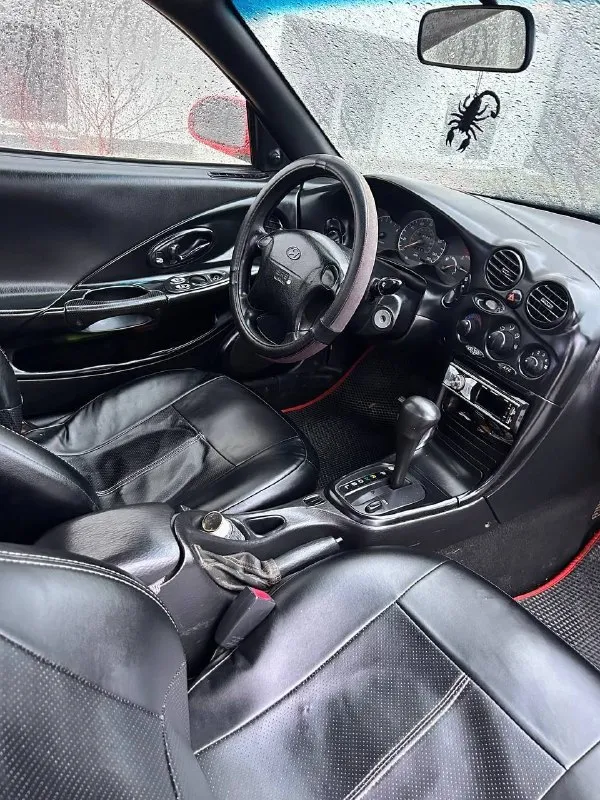 🔥Hyundai tiburon coupe,1998 300 000 ₽🔥

Основное:
📅 Год выпуска: 1998
🛣 Пробег: 260 000 км
🔧 Двигатель: 2.0 л, бензин
⚙️ Кпп: автомат, 4-ступенчатый
🚪 Кузов: купе, безрамочные двери
🛋 Салон: кожаный
По технике:
Двигатель простой и надёжный, массовый и проверенный временем 👉 такой же мотор ставился на популярные модели hyundai, включая hyundai accent, elantra и другие — никаких проблем с запчастями и обслуживанием.
Состояние мотора — нормальное, работает ровно.
Акпп классическая 4-ступка — такие коробки ставились почти на все hyundai и mitsubishi того поколения, надёжные и понятные.
Ходовая часть в порядке, едет уверенно, без сюрпризов.
Машина едет бодро, для своего возраста приятно удивляет.
Салон и комфорт:
Кожаный салон в хорошем состоянии.
В салоне аккуратно, без колхоза (см. Фото).
Стоит хорошая музыка 🎵
По кузову:
Есть нюансы по лкп (годы берут своё) — ничего критичного, возраст авто честно учтён в цене.
Цвет яркий, машина заметная и притягивает взгляды 😎
Итог: живое купе с простой и дешёвой в обслуживании техникой, подойдёт как стильный городской автомобиль или как проект «для души».
📸 Фото реальные, свежие — смотрите, всё видно честно. 📞 +79497065242 готовa ответить на вопросы, торг у капота. - фотография - 5