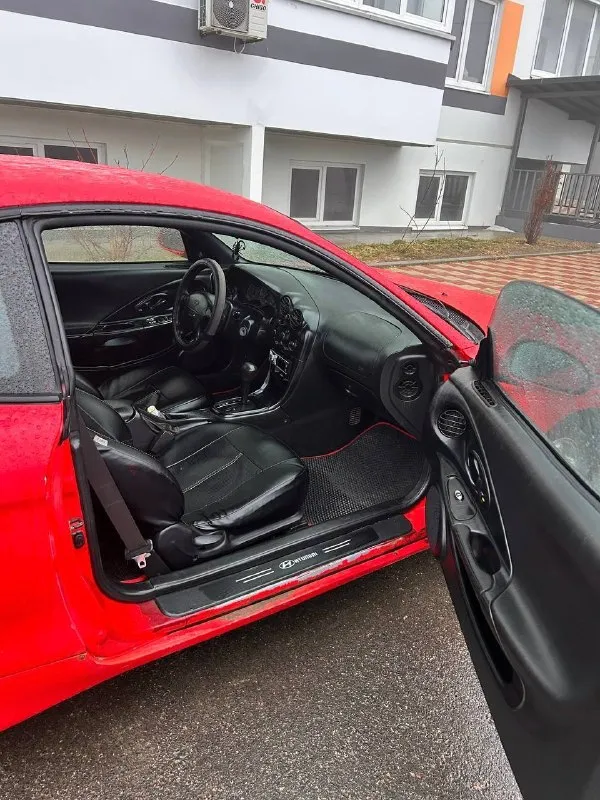 🔥Hyundai tiburon coupe,1998 300 000 ₽🔥

Основное:
📅 Год выпуска: 1998
🛣 Пробег: 260 000 км
🔧 Двигатель: 2.0 л, бензин
⚙️ Кпп: автомат, 4-ступенчатый
🚪 Кузов: купе, безрамочные двери
🛋 Салон: кожаный
По технике:
Двигатель простой и надёжный, массовый и проверенный временем 👉 такой же мотор ставился на популярные модели hyundai, включая hyundai accent, elantra и другие — никаких проблем с запчастями и обслуживанием.
Состояние мотора — нормальное, работает ровно.
Акпп классическая 4-ступка — такие коробки ставились почти на все hyundai и mitsubishi того поколения, надёжные и понятные.
Ходовая часть в порядке, едет уверенно, без сюрпризов.
Машина едет бодро, для своего возраста приятно удивляет.
Салон и комфорт:
Кожаный салон в хорошем состоянии.
В салоне аккуратно, без колхоза (см. Фото).
Стоит хорошая музыка 🎵
По кузову:
Есть нюансы по лкп (годы берут своё) — ничего критичного, возраст авто честно учтён в цене.
Цвет яркий, машина заметная и притягивает взгляды 😎
Итог: живое купе с простой и дешёвой в обслуживании техникой, подойдёт как стильный городской автомобиль или как проект «для души».
📸 Фото реальные, свежие — смотрите, всё видно честно. 📞 +79497065242 готовa ответить на вопросы, торг у капота. - фотография - 6