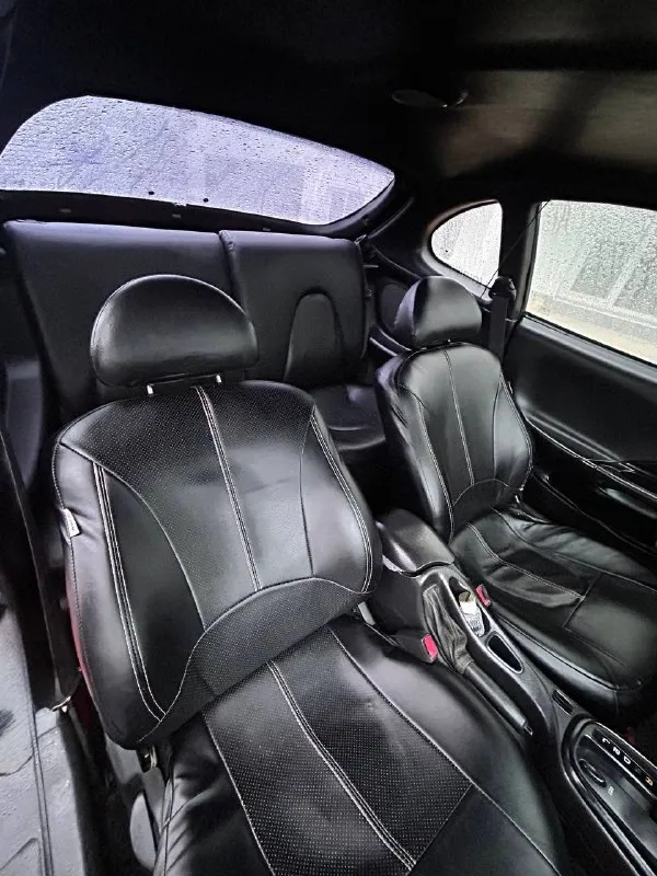 🔥Hyundai tiburon coupe,1998 300 000 ₽🔥

Основное:
📅 Год выпуска: 1998
🛣 Пробег: 260 000 км
🔧 Двигатель: 2.0 л, бензин
⚙️ Кпп: автомат, 4-ступенчатый
🚪 Кузов: купе, безрамочные двери
🛋 Салон: кожаный
По технике:
Двигатель простой и надёжный, массовый и проверенный временем 👉 такой же мотор ставился на популярные модели hyundai, включая hyundai accent, elantra и другие — никаких проблем с запчастями и обслуживанием.
Состояние мотора — нормальное, работает ровно.
Акпп классическая 4-ступка — такие коробки ставились почти на все hyundai и mitsubishi того поколения, надёжные и понятные.
Ходовая часть в порядке, едет уверенно, без сюрпризов.
Машина едет бодро, для своего возраста приятно удивляет.
Салон и комфорт:
Кожаный салон в хорошем состоянии.
В салоне аккуратно, без колхоза (см. Фото).
Стоит хорошая музыка 🎵
По кузову:
Есть нюансы по лкп (годы берут своё) — ничего критичного, возраст авто честно учтён в цене.
Цвет яркий, машина заметная и притягивает взгляды 😎
Итог: живое купе с простой и дешёвой в обслуживании техникой, подойдёт как стильный городской автомобиль или как проект «для души».
📸 Фото реальные, свежие — смотрите, всё видно честно. 📞 +79497065242 готовa ответить на вопросы, торг у капота. - фотография - 7