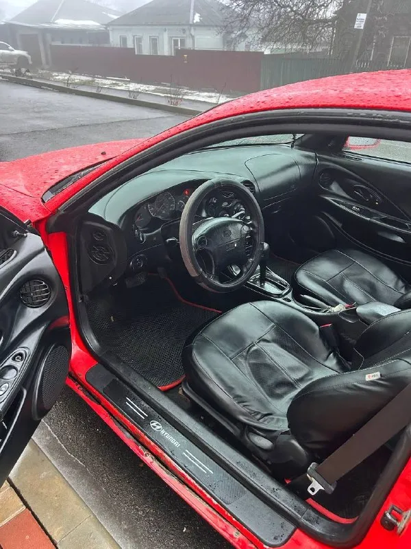 🔥Hyundai tiburon coupe,1998 300 000 ₽🔥

Основное:
📅 Год выпуска: 1998
🛣 Пробег: 260 000 км
🔧 Двигатель: 2.0 л, бензин
⚙️ Кпп: автомат, 4-ступенчатый
🚪 Кузов: купе, безрамочные двери
🛋 Салон: кожаный
По технике:
Двигатель простой и надёжный, массовый и проверенный временем 👉 такой же мотор ставился на популярные модели hyundai, включая hyundai accent, elantra и другие — никаких проблем с запчастями и обслуживанием.
Состояние мотора — нормальное, работает ровно.
Акпп классическая 4-ступка — такие коробки ставились почти на все hyundai и mitsubishi того поколения, надёжные и понятные.
Ходовая часть в порядке, едет уверенно, без сюрпризов.
Машина едет бодро, для своего возраста приятно удивляет.
Салон и комфорт:
Кожаный салон в хорошем состоянии.
В салоне аккуратно, без колхоза (см. Фото).
Стоит хорошая музыка 🎵
По кузову:
Есть нюансы по лкп (годы берут своё) — ничего критичного, возраст авто честно учтён в цене.
Цвет яркий, машина заметная и притягивает взгляды 😎
Итог: живое купе с простой и дешёвой в обслуживании техникой, подойдёт как стильный городской автомобиль или как проект «для души».
📸 Фото реальные, свежие — смотрите, всё видно честно. 📞 +79497065242 готовa ответить на вопросы, торг у капота. - фотография - 8