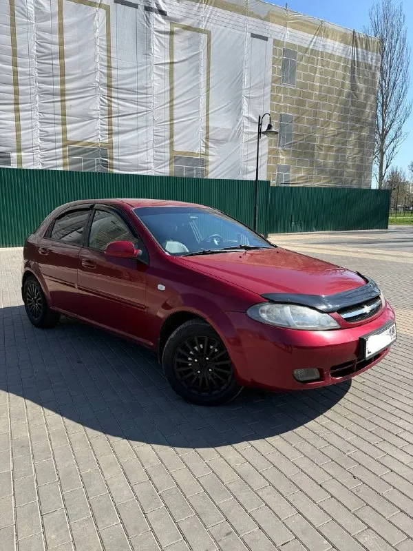 Продам chevrolet lacetti (хэтчбек).
Собственник, владею авто 3.5 года.
1.6 Мотор, 109 л. С. , механика, 2007 год, 228000 пробег.
Комплектация: гур, abs, кондиционер, 4 стеклоподъемника, центральный замок, подогрев боковых зеркал.
Доустановлены: сигнализация, доводчики всех стекол, диодные противотуманки, сенсорная магнитола, камера заднего вида, легкосплавные. Также перешит руль и рычаг кпп, салон в чехлах с первого дня владения, зашумлены капот и передние арки.
По технике нареканий нет. Все работает ровно, то проводилось вовремя (последнее то 222500, следующее на 230000), замена масла каждые 7-8 тыс. Заменено из основного: радиатор, лобовое стекло, передние амортизаторы в сборе, масло в коробке, в остальном по мелочи.
По кузову есть нюансы, нужно заниматься.
Цена – 400 000 без торга.
+7 949 429 59 98, Г. Донецк.
📞 Звоните: +7(949)4295998 - фотография - 2