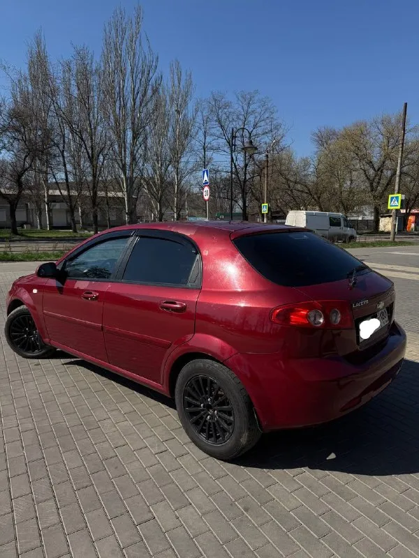 Продам chevrolet lacetti (хэтчбек).
Собственник, владею авто 3.5 года.
1.6 Мотор, 109 л. С. , механика, 2007 год, 228000 пробег.
Комплектация: гур, abs, кондиционер, 4 стеклоподъемника, центральный замок, подогрев боковых зеркал.
Доустановлены: сигнализация, доводчики всех стекол, диодные противотуманки, сенсорная магнитола, камера заднего вида, легкосплавные. Также перешит руль и рычаг кпп, салон в чехлах с первого дня владения, зашумлены капот и передние арки.
По технике нареканий нет. Все работает ровно, то проводилось вовремя (последнее то 222500, следующее на 230000), замена масла каждые 7-8 тыс. Заменено из основного: радиатор, лобовое стекло, передние амортизаторы в сборе, масло в коробке, в остальном по мелочи.
По кузову есть нюансы, нужно заниматься.
Цена – 400 000 без торга.
+7 949 429 59 98, Г. Донецк.
📞 Звоните: +7(949)4295998 - фотография - 4