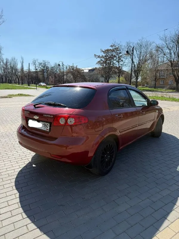 Продам chevrolet lacetti (хэтчбек).
Собственник, владею авто 3.5 года.
1.6 Мотор, 109 л. С. , механика, 2007 год, 228000 пробег.
Комплектация: гур, abs, кондиционер, 4 стеклоподъемника, центральный замок, подогрев боковых зеркал.
Доустановлены: сигнализация, доводчики всех стекол, диодные противотуманки, сенсорная магнитола, камера заднего вида, легкосплавные. Также перешит руль и рычаг кпп, салон в чехлах с первого дня владения, зашумлены капот и передние арки.
По технике нареканий нет. Все работает ровно, то проводилось вовремя (последнее то 222500, следующее на 230000), замена масла каждые 7-8 тыс. Заменено из основного: радиатор, лобовое стекло, передние амортизаторы в сборе, масло в коробке, в остальном по мелочи.
По кузову есть нюансы, нужно заниматься.
Цена – 400 000 без торга.
+7 949 429 59 98, Г. Донецк.
📞 Звоните: +7(949)4295998 - фотография - 5