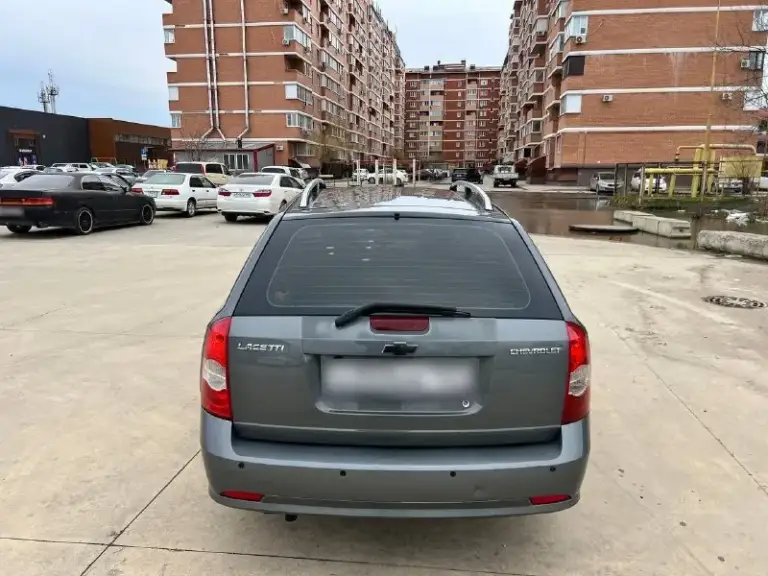 Продам chevrolet lacetti 2010 год. Мотор 1.6 механика. Без дтп. Весь в родном окрасе! Фары, капот, бампер затянуты в качественную пленку от сколов. Гнили ржавчины итд на машине нет и не было. По технике все отлично, мотор коробка без нареканий. Ходовая сбитая. Все менялось и обслуживалось во время денег не жалели. Кондер заправлен работает как положено. Сенсорная магнитола с блютузом играет хорошо. Салон в чехлах, под ними как новый) два комплекта колес на дисках. Оформление без проблем в любом мрео. Цена 595 торг у капота тел +79493414251
📞 Звоните: +7(949)3414251 - фотография - 1