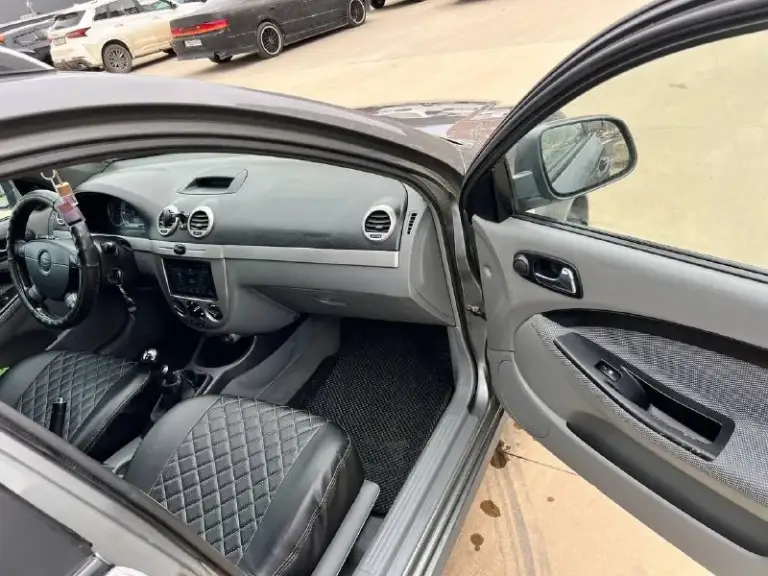 Продам chevrolet lacetti 2010 год. Мотор 1.6 механика. Без дтп. Весь в родном окрасе! Фары, капот, бампер затянуты в качественную пленку от сколов. Гнили ржавчины итд на машине нет и не было. По технике все отлично, мотор коробка без нареканий. Ходовая сбитая. Все менялось и обслуживалось во время денег не жалели. Кондер заправлен работает как положено. Сенсорная магнитола с блютузом играет хорошо. Салон в чехлах, под ними как новый) два комплекта колес на дисках. Оформление без проблем в любом мрео. Цена 595 торг у капота тел +79493414251
📞 Звоните: +7(949)3414251 - фотография - 6