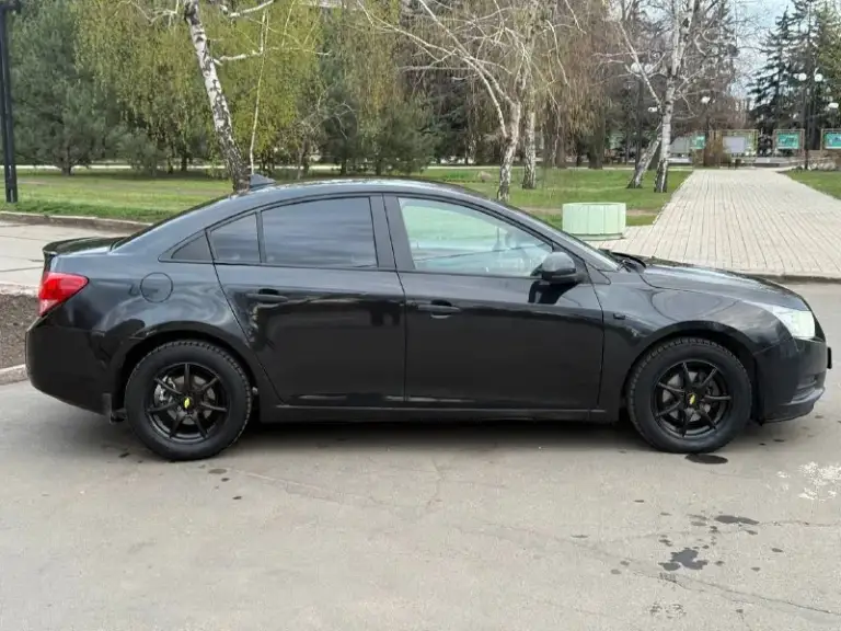 Продается chevrolet cruze 2012 год 1.6 механика
Атмосферник
Цена: 685.000 руб + разумный торг реальному покупателю
Шевроле круз
- Осмотр макеевка центр
- Тел +79490248188
- 1 Собственник ( птс оригинал)
-Пробег 149500 км родной ( автотека подтверждает )
- 2 Комплекта колес зима - лето
- Автотека зеленая ( без дтп )
- Все стекла родные вкл лобовое ( без трещин )
- Мотор и коробка работает отлично нареканий никаких нет мотор не дымит не троит масло не ест !
- Состояние сел и поехал
- Из последнего поменял масло в двс и фильтра, свечи и лямбду
- По ходовой все отлично не стучит не гремит
- По кузову выглядит отлично пороги и днище без гнили ржавчины ( весь кузов в заводском окрасе за исключением заднего правого крыла и крышки багажника косметика 200-400 мкр )
- По салону чистый и ухоженный только после химчистки
- Кондиционер холодит, печка греет, ручник держит отлично
- Переоформление без проблем могу присутствовать в мрэо документы кристально чистые без штрафов и запретов и прочей ерунды - фотография - 2
