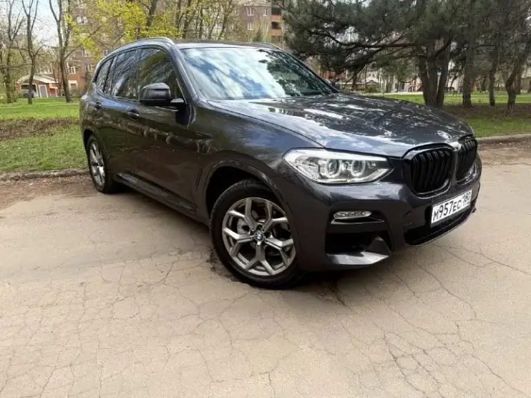 Bmw x3 30i 2.0 xdrive steptronic (252 л. С. ) 2020 год, 108000 км. Приобретал авто в 2024 году с пробегом 89000 км, заказывал лично выбирая целый авто, весь кузов в родной краске, все стекла оригинал. Комплeктация с пaнoрaмoй, мультимедиа mgu c бумерангaми, подогревом руля, подогревом переднего и заднего ряда сидений, беспроводным саrplаy, проэкцией на лобовое. Сразу после приобретения сделали большое то с заменой всех жидкостей и масел во всех агрегатах, мойку радиаторов. Передняя часть авто в бронепленке. Кузов покрывался керамикой летом 2024 года и в октябре 2025 перед зимой. Уход за кузовом только на качественной детейлинг мойке. Два ключа. Машина моя лично , при необходимости дам больше информации по телефону.
Возможно оформление в кредит. Возможен обмен.
Цена - 4.150.000 р.
+79493250509 - фотография - 1