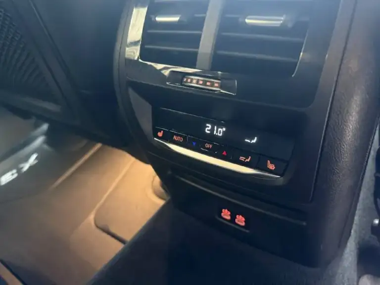 Bmw x3 30i 2.0 xdrive steptronic (252 л. С. ) 2020 год, 108000 км. Приобретал авто в 2024 году с пробегом 89000 км, заказывал лично выбирая целый авто, весь кузов в родной краске, все стекла оригинал. Комплeктация с пaнoрaмoй, мультимедиа mgu c бумерангaми, подогревом руля, подогревом переднего и заднего ряда сидений, беспроводным саrplаy, проэкцией на лобовое. Сразу после приобретения сделали большое то с заменой всех жидкостей и масел во всех агрегатах, мойку радиаторов. Передняя часть авто в бронепленке. Кузов покрывался керамикой летом 2024 года и в октябре 2025 перед зимой. Уход за кузовом только на качественной детейлинг мойке. Два ключа. Машина моя лично , при необходимости дам больше информации по телефону.
Возможно оформление в кредит. Возможен обмен.
Цена - 4.150.000 р.
+79493250509 - фотография - 10