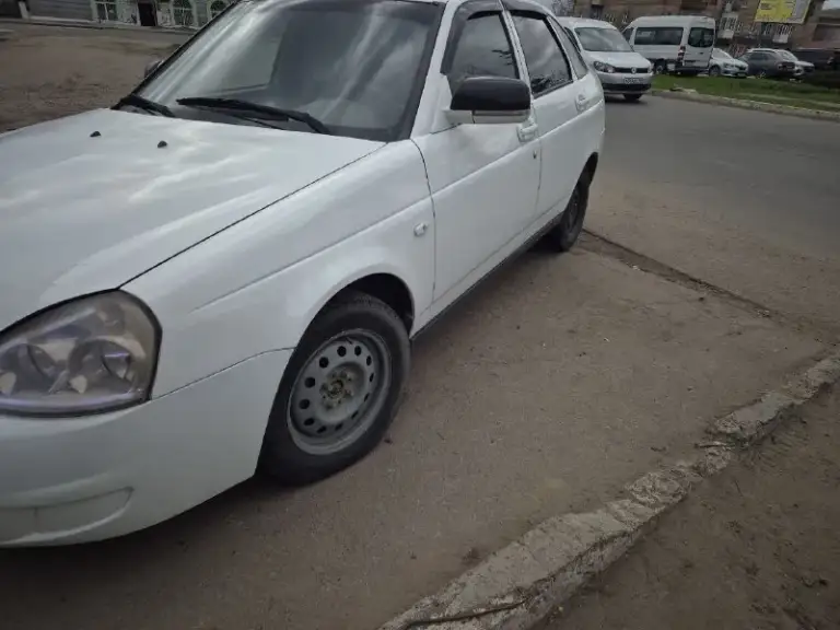 Продам приору 2012 год. Мотор родной 1,6 16ти клапанный не дымит не троит едет бодро. Кпп не выбивает не хрустит переключается плавно. Ходовая часть полностью вся обслужена всё менялось вовремя без посторонних звуков дорогу держит отлично. По лкп всё видно на видео кузов в хорошем состоянии и смотрится красиво. Стаканы ланжероны всё целое. Резина два комплекта ( зима - лето на литье) (два комплекта карт одни обычные другие под музыку отдаю с динамиками)кондиционер работает и холодит отлично, стеклоподьемники, сигнализация, электроруль, машинка в хорошем состоянии вид имеет, за машину не стыдно. .. Видео по запросу по документам полный порядок без штрафов арестов ограничений. Я собственник. Цена 350000 торг возле автомобиля звоним не стесняемся предлагаем свои варианты)))))+79494930504 пригон по договорённости
📲 Tg: @nikolayenakievo
📞 Звоните: +7(949)4930504 - фотография - 7