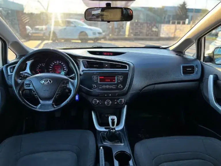 🚘Марка:kia ceed
⚙️Двигатель: 1.4cdi
⛽️Вид топлива:дизель
Кпп: механика
Кузов:универсал
Пробег: 184т км
📅Год выпуска: 2018
💰Цена: 1.390.000
•Усилитель руля.
•4 Эл стеклоподъёмника
•Мультимедиа usb aux bluetooth
•Мультируль
•Круиз контроль
Один владелец
Все стекла родные!
Авто в отличном состоянии! В родном окрасе!
Продажа возможна :
Наличный расчет✅
Безнал✅
Кредит✅
Обмен на ваш авто✅
Звонки по номеру
☎️
+79495111156
Находимся по адресу 📍г. Мариуполь
Ул. Макара мазая 41
С 10 до18 - фотография - 6