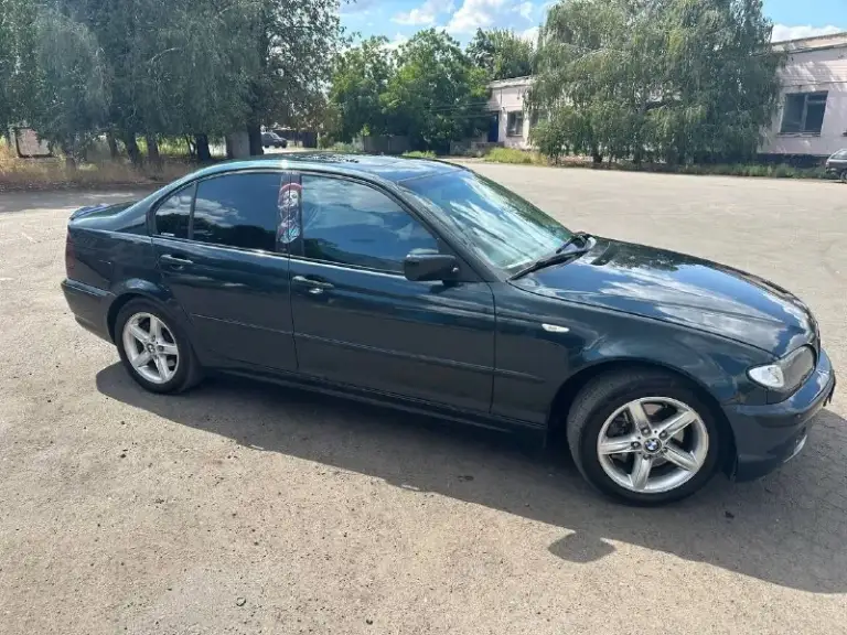 Цена 700000р
9498296680
Донецк
Продам живую bmw e46 — настоящая зажигалка, которая дарит эмоции, а не просто возит из точки а в б.

Под капотом m54b25 — по праву считается одним из последних надёжных моторов bmw: тянет бодро, звучит приятно, едет как надо.

Машина на хорошем ходу, используется практически каждый день.

Комплектация:
— Кожаный салон
— Подогрев сидений
— Электростеклоподъёмники
— Люк (работает отлично, не течёт)
— Мульти-руль
— Заводские r17 диски
— Заводская оптика с линзами

Отдельно про внешний вид: цвет реально цепляет — красиво смотрится как днём на солнце, так и ночью.

По кузову и салону есть мелкие моменты, без критики — всё честно.

Если ищешь живую e46 с хорошим мотором и нормальной комплектацией — отличный вариант.

💰 Торг у капота. - фотография - 2