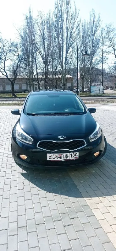 Киа сид 2014 года. 900₽ донецк. Авто не такси, не каршеринг, при осмотре покажем автотеку. Отличное состояние, машина вся обслужена. По мотору и кузову проблем нет. Двигатель работает отлично, без лишних шумов. Кпп 6 ст механика, расход очень маленький. Резвый и надёжный автомобиль. Все стекла заводские, включая лобовое. Салон отличный, без дефектов. Кондиционер работает. Продажа от собственника. +79494850271 - фотография - 1