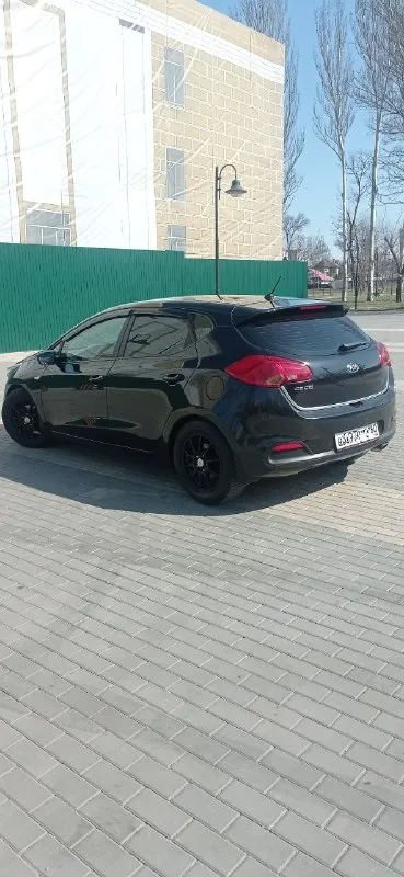 Киа сид 2014 года. 900₽ донецк. Авто не такси, не каршеринг, при осмотре покажем автотеку. Отличное состояние, машина вся обслужена. По мотору и кузову проблем нет. Двигатель работает отлично, без лишних шумов. Кпп 6 ст механика, расход очень маленький. Резвый и надёжный автомобиль. Все стекла заводские, включая лобовое. Салон отличный, без дефектов. Кондиционер работает. Продажа от собственника. +79494850271 - фотография - 4