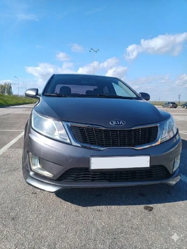 Продам kia rio 3 2013 г. В. , 1.4, 6ст мкпп. Авто в отличном техническом и косметическом состоянии, без дтп. Покупалась в салоне, за все время эксплуатации один владелец, пробег абсолютно реальный. Двигатель работает идеально, замена масла каждые 7-8 тыс. Км, масло не расходует ни капли. Заводская 5ст мкпп была заменена на оригинальную 6ст мкпп, чем уменьшили нагрузку на двигатель, работает идеально (с 5ст не сравнить). В салоне не курили, чистый и ухоженный. От авто не избавляюсь, торг обоснованный присутствует. Цена 1 000 000₽. Тел: +79496119159 всем удачных покупок и продаж!!! - фотография - 1
