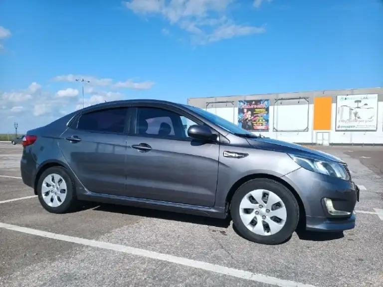 Продам kia rio 3 2013 г. В. , 1.4, 6ст мкпп. Авто в отличном техническом и косметическом состоянии, без дтп. Покупалась в салоне, за все время эксплуатации один владелец, пробег абсолютно реальный. Двигатель работает идеально, замена масла каждые 7-8 тыс. Км, масло не расходует ни капли. Заводская 5ст мкпп была заменена на оригинальную 6ст мкпп, чем уменьшили нагрузку на двигатель, работает идеально (с 5ст не сравнить). В салоне не курили, чистый и ухоженный. От авто не избавляюсь, торг обоснованный присутствует. Цена 1 000 000₽. Тел: +79496119159 всем удачных покупок и продаж!!! - фотография - 2